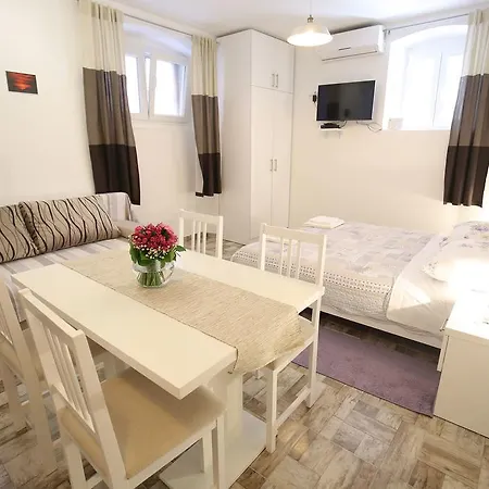 Apartman Laura *