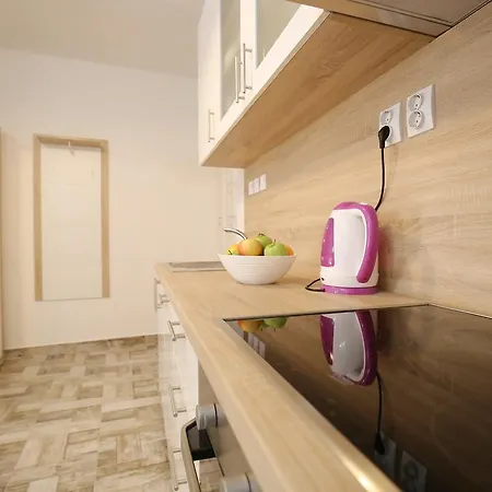 스튜디오 아파트먼트 로라 *