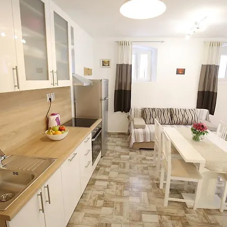 스튜디오 아파트먼트 로라 아파트